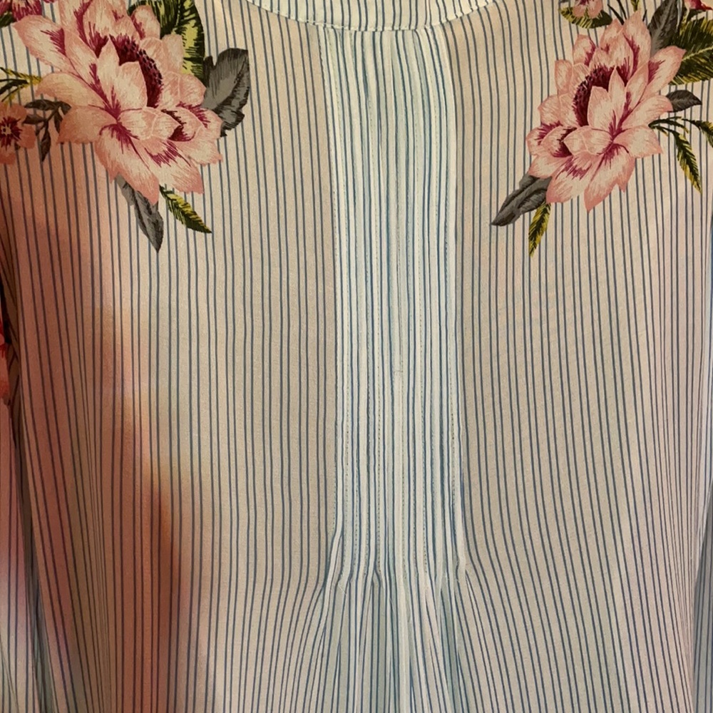Pale Sky peasant blouse with high/low shirt tail hem - Picture 6 of 10